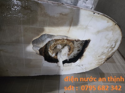 bồn cầu bị mắc nắp chai ở phường phú mỹ
